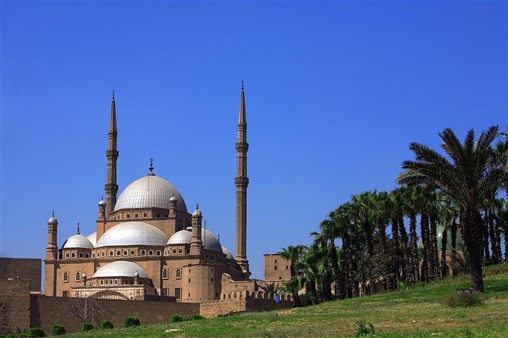 Layover Tour To Giza Pyramids & old Egyptian Museum & Khan