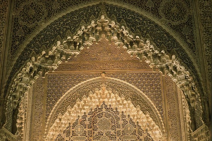 Alhambra & Generalife Skip the line Small Group including Nasrid Palaces