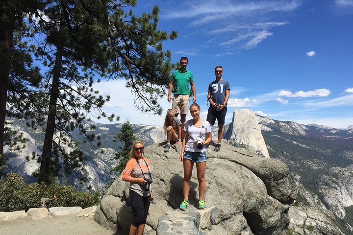 Semi Private Yosemite Tour with Ahwahnee Lunch and Hotel Pickup