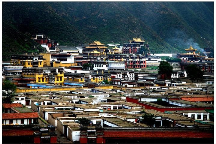 4-Day Private Tour to Binglingsi Grottoes and Lambrang Monastery from Lanzhou