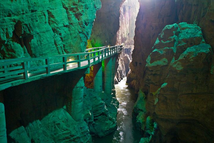 1 Day Stone Forest & Jiuxiang Cave Tour