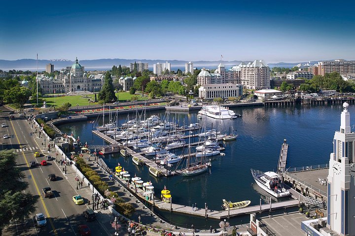 Victoria & Butchart Gardens Tour with Ferry from Vancouver
