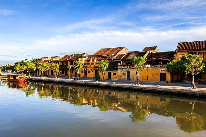Scenic trip from Hue to Hoi An via Hai Van pass by car