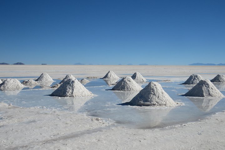 Private 1D 1N Trip from La Paz to Uyuni Salt Flats by Air.