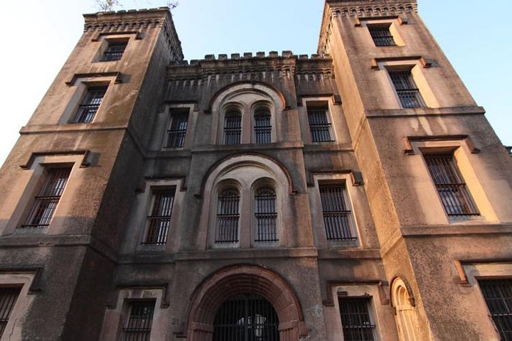 Charleston Haunted Jail Night-Time Walking Tour with Admission to Old City Jail
