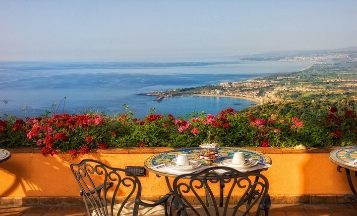 Taormina and Castelmola private and guided tour with Arancino