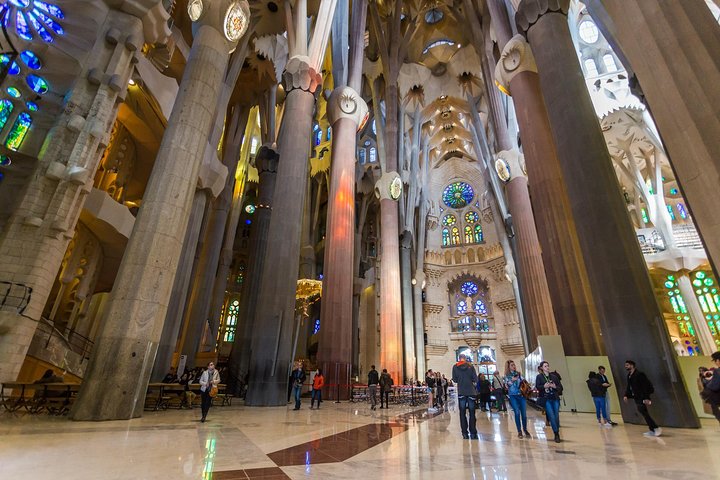 Sagrada Familia Guided Tour with Skip The Line Access