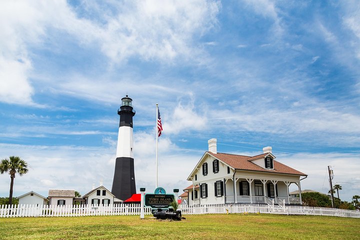 Savannah to Tybee Island with Dolphin Cruise