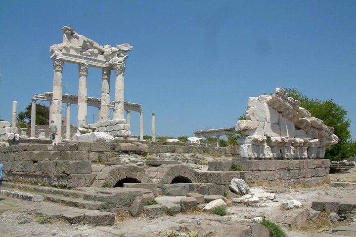 Pergamum Acropolis and Asclepion Tour from Dikili Port with Private Guide