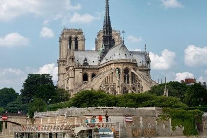 Paris Seine River Sightseeing Cruise with Commentary by Bateaux Parisiens