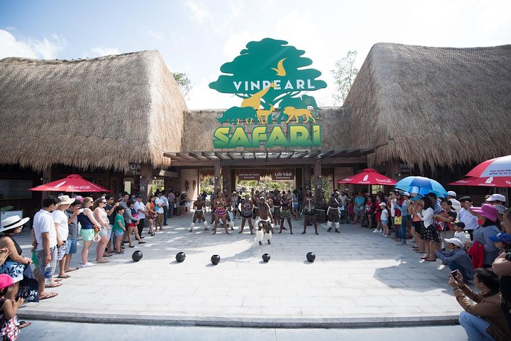 Phu Quoc: VinWonders & Safari Tickets with Private Transfer