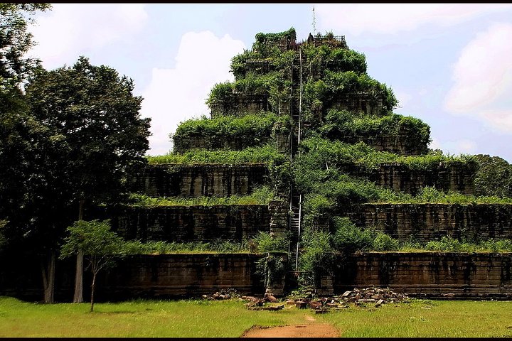Private tour to Koh ker and Preah Vihear temple from Siem Reap