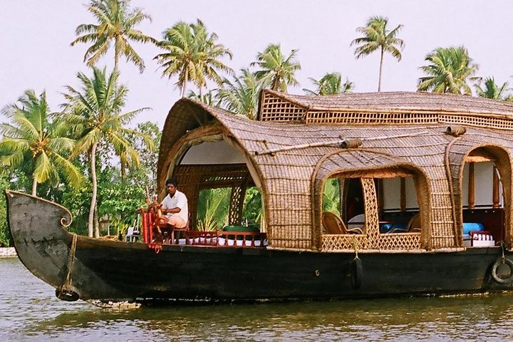 Trivandrum Private Tour: Overnight Alleppey Backwaters Houseboat Cruise