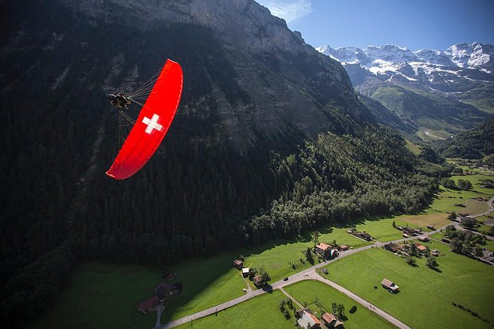 Mürren: Paragliding over the Lauterbrunnen Valley