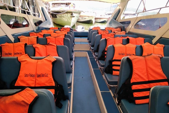 Hat Yai Airport to Koh Lipe by Minivan and Satun Pakbara Speed Boat
