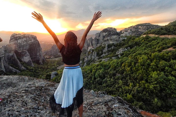 Majestic Sunset Meteora Tour with Local Guide