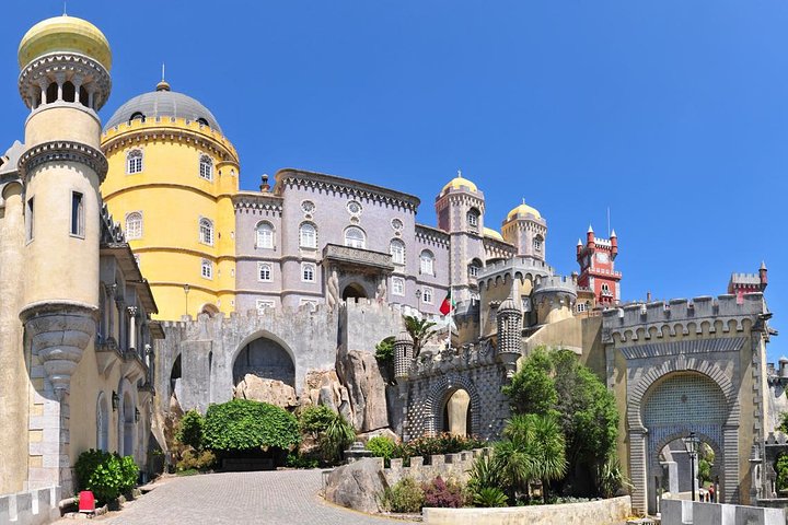 Sintra, Pena Palace, Quinta da Regaleira & Cascais Group Tour