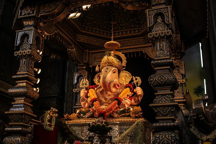 Guided Highlights of Pune Car Tour with a local (4 Hrs Sightseeing in AC Car)