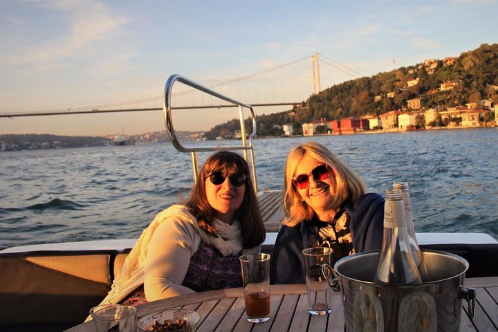 Istanbul Bosphorus Sunset Luxury Yacht Cruise with Snacks