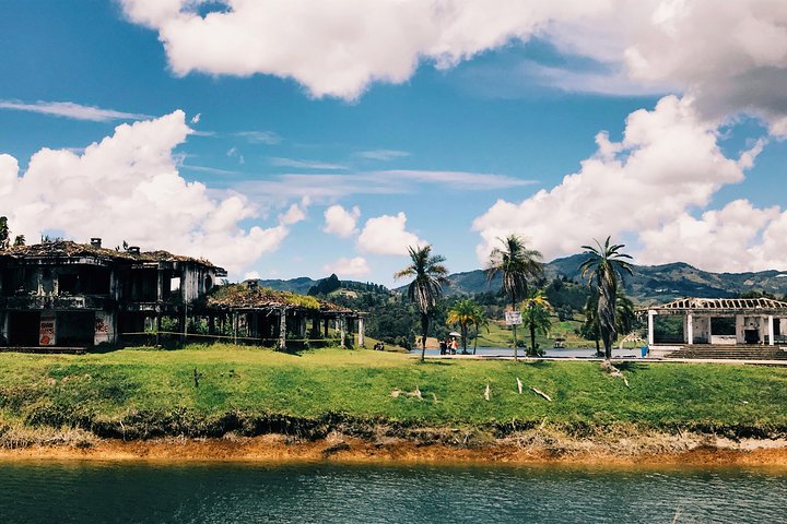Guatapé Tour: Piedra del Peñol with Boat Tour, Breakfast, Lunch