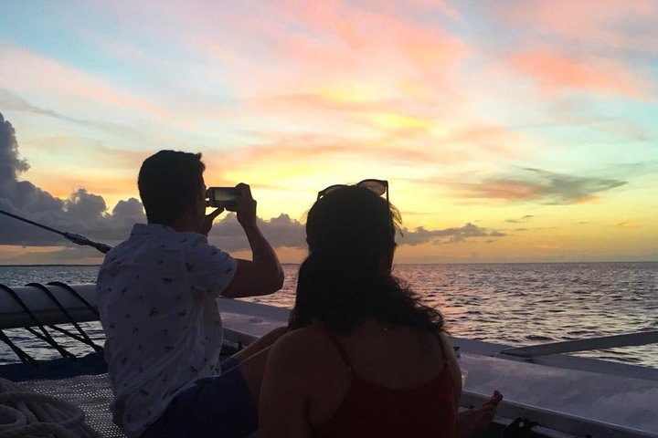 2 Hour Champagne Sunset Cruise from Grace Bay, Providenciales (Adult Only)