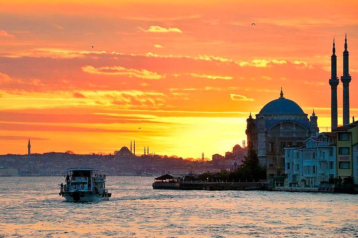 Istanbul Bosphorus Sunset Luxury Yacht Cruise with Snacks