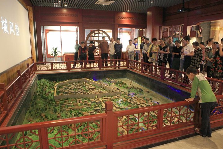 Shanghai City Day Tour with Yuyuan Garden and Huangpu River Cruise
