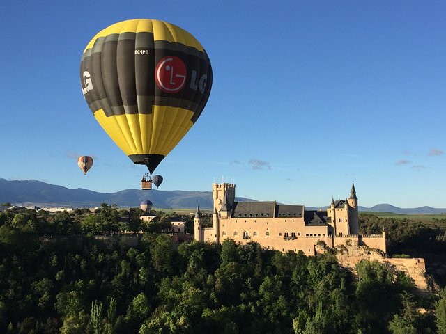 Hot-Air Balloon Ride over Segovia with Optional Transport from Madrid