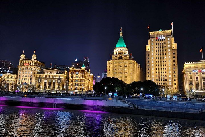 Private Evening Tour: VIP Huangpu River Cruise and Shanghai Lights