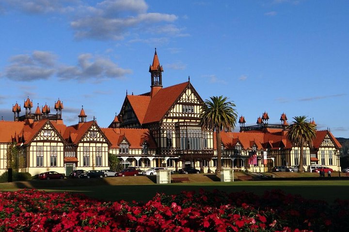 Private, via beaches, Kiwi farm to Rotorua 8 lakes & Geothermal