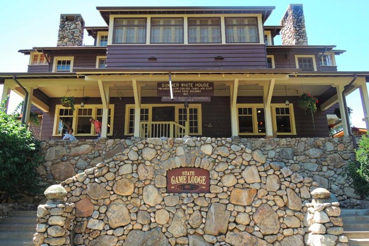 Mount Rushmore and Black Hills Tour with Two Meals and a Music Variety Show