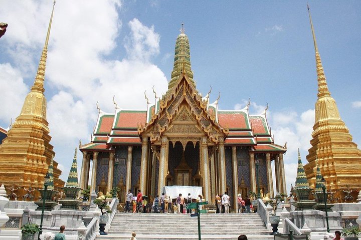 Grand Palace & Temples of Bangkok with experienced guide