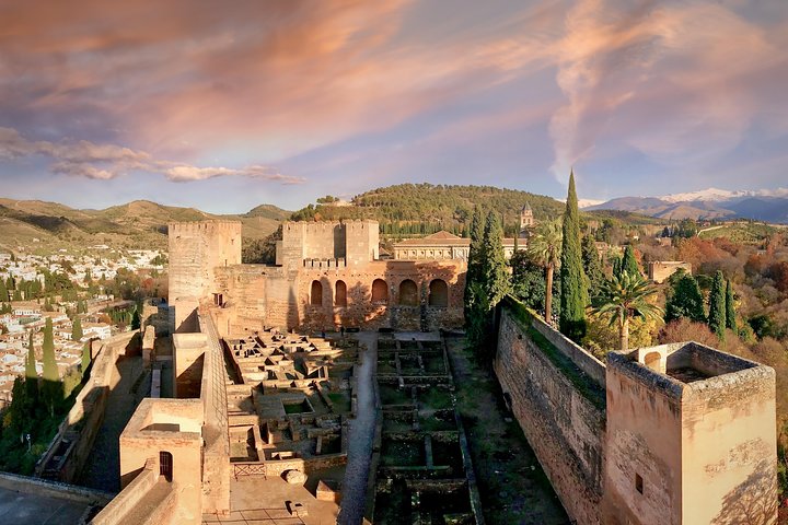 Alhambra & Generalife Skip the line Small Group including Nasrid Palaces