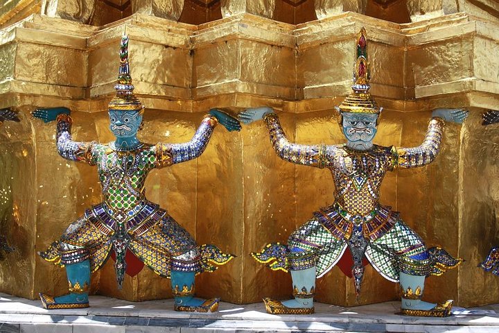 Grand Palace & Temples of Bangkok with experienced guide
