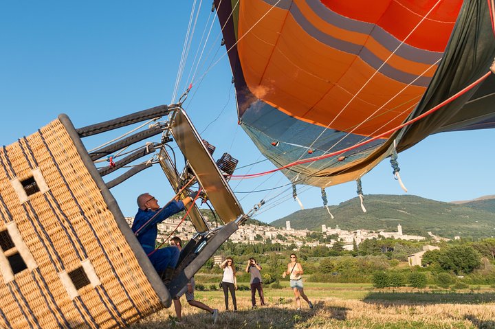 Professional hot air balloon rides at Assisi, Trasimeno in Umbria