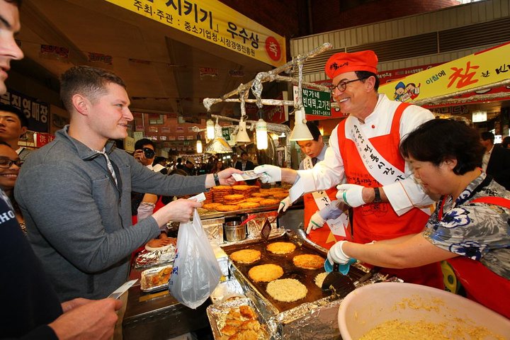 Small Group Seoul Highlight Tour opt. Hanbok & Tea Ceremony