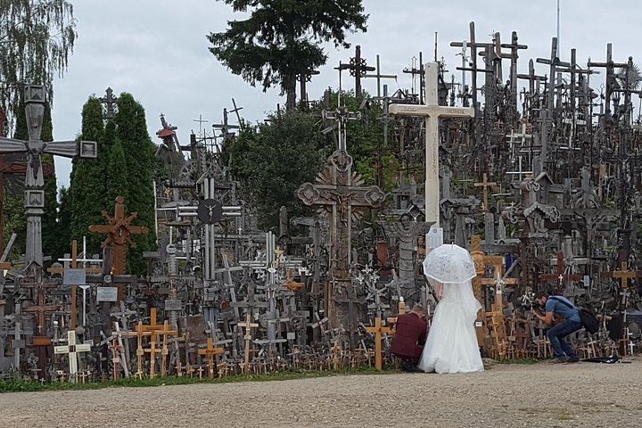 Tour from Riga to Vilnius: Bauska Castle, Rundale Palace and The Hill of Crosses