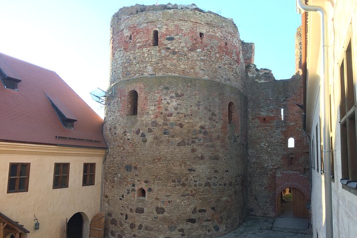 Tour from Riga to Vilnius: Bauska Castle, Rundale Palace and The Hill of Crosses