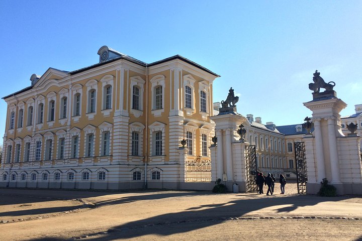 Tour from Riga to Vilnius: Bauska Castle, Rundale Palace and The Hill of Crosses