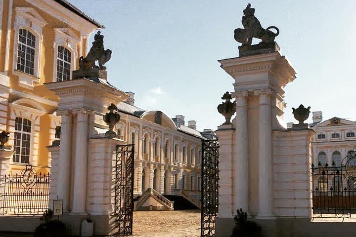 Tour from Riga to Vilnius: Bauska Castle, Rundale Palace and The Hill of Crosses