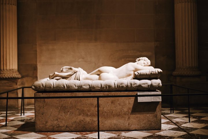 Louvre Museum Premium Guided Tour 6 GUESTS MAX Entry Included