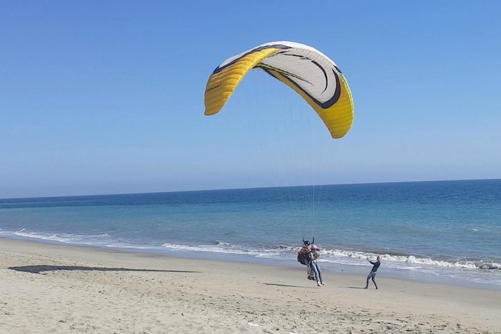 Tandem Paragliding flight with instructor in Malibu