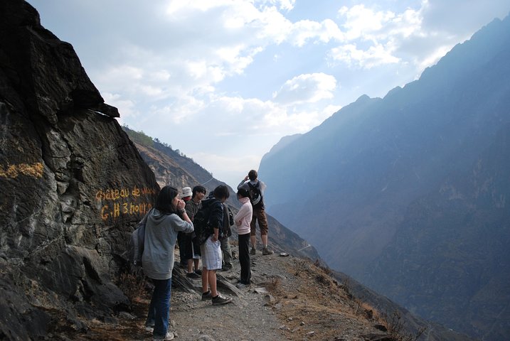 2 Days Tiger Leaping Gorge Hiking Tour by public coach