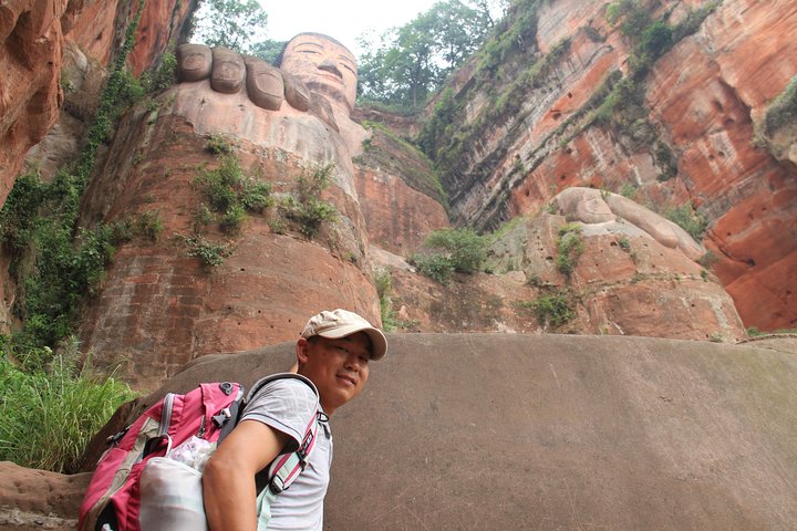1-Day Chengdu Panda Base and Leshan Giant Buddha Private Tour with the Lunch