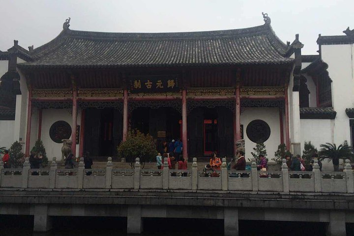 Private Wuhan Day Tour to Yellow Crane Tower, Guiyuan Temple and Hubei Provincial Museum