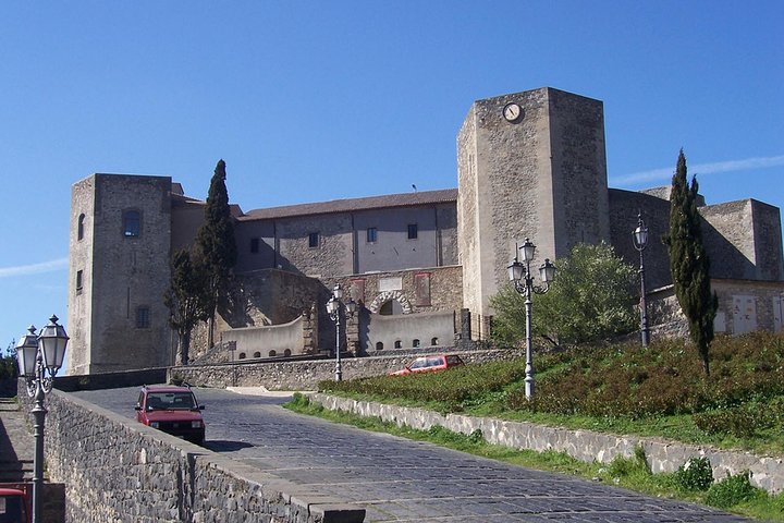 Melfi private tour: Walking among castles, gates & views