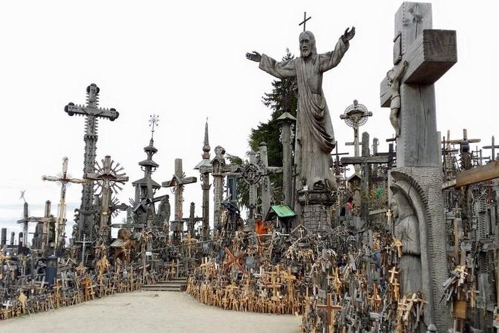 Private Trip from Vilnius to Riga: Hill of Crosses, Rundale Palace, Bauska castl