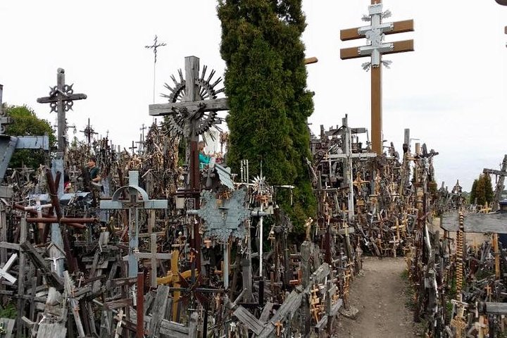 Private Trip from Vilnius to Riga: Hill of Crosses, Rundale Palace, Bauska castl