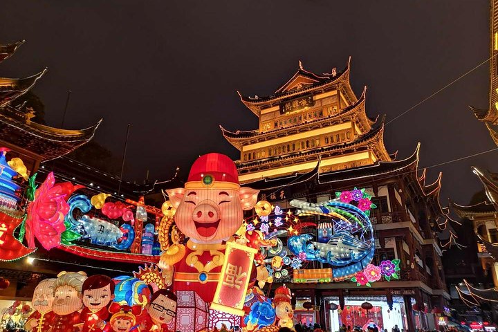 Private Evening Tour: VIP Huangpu River Cruise and Shanghai Lights
