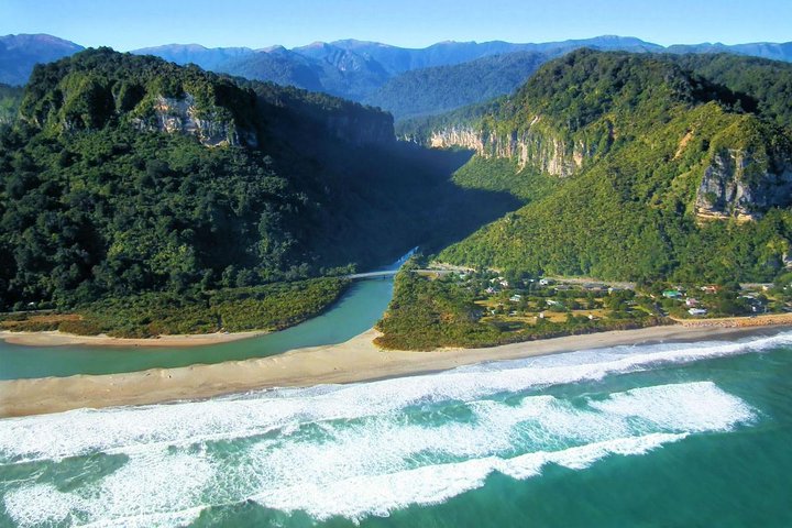 Punakaiki Blow Holes & Pancake Rocks Scenic Tour